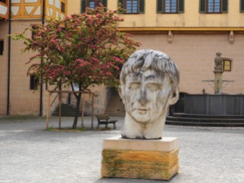 Innenhof mit Kaiser Augustus